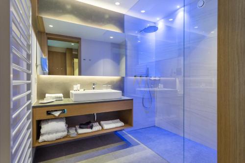 a bathroom with a sink and a shower at FAYN garden retreat hotel in Lagundo