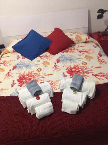 un letto con asciugamani e cuscini sopra di Triglia a Genova