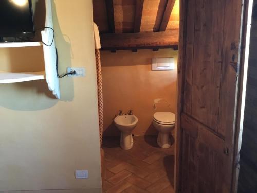 a small bathroom with a toilet and a sink at La Villa degli Ulivi in Fermo