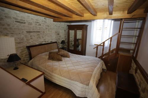 1 dormitorio con 1 cama en una habitación con techos de madera en Carpe Diem en Soucieu-en-Jarrest
