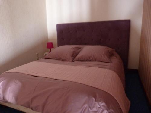 Grivy-Loisy的住宿－auberge du pied des monts，一间卧室配有一张大床和床头板