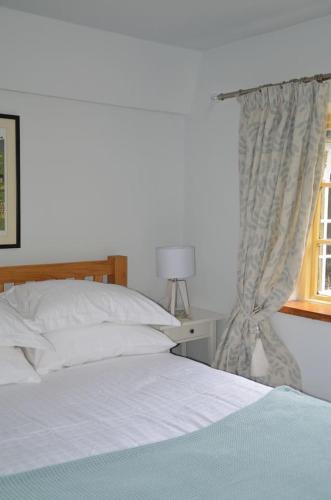 a bedroom with a bed and a window at Bucket Lock Cottage in Warwick