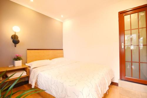Uma cama ou camas num quarto em Guilin Cyan Box Guest House