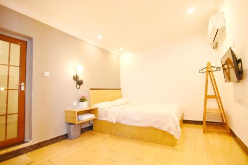 Uma cama ou camas num quarto em Guilin Cyan Box Guest House