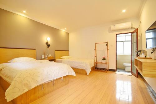 Uma cama ou camas num quarto em Guilin Cyan Box Guest House