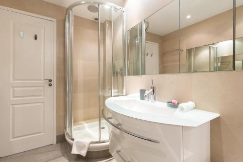 La salle de bains est pourvue d'un lavabo et d'une douche. dans l'établissement Mer du Sud 4 YourHostHelper, à Cannes