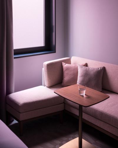 Ruang duduk di Bespoke Hotel Shinjuku