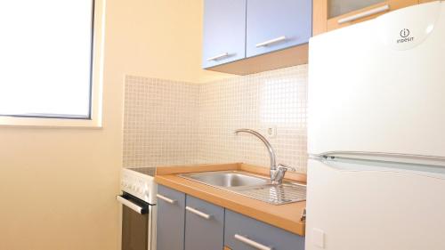 Kuchyňa alebo kuchynka v ubytovaní Apartmani Mirela & Feri