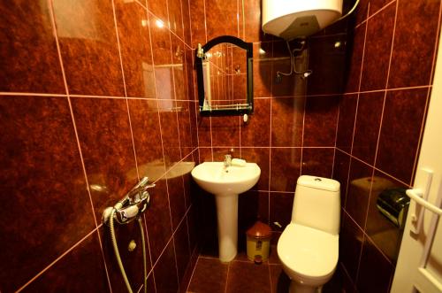 y baño con aseo y lavamanos. en Hotel Peria, en Batumi