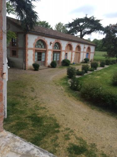 an old building with a yard in front of it at Orangerie LAGAILLARDE in Thil