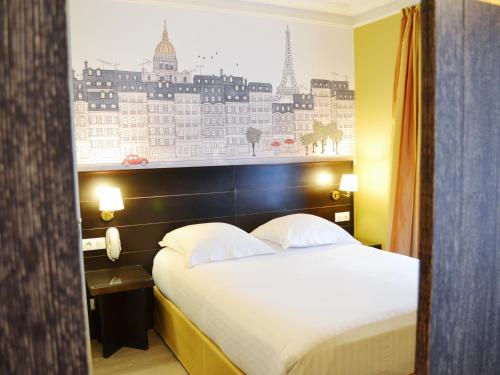 um quarto com uma cama e vista para a cidade em Hôtel de l'Exposition - Tour Eiffel em Paris