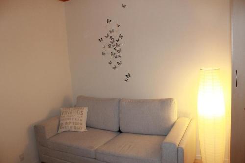 uma sala de estar com um sofá e uma parede de borboletas em Kassie & Gia's Home em Vestnanhavn