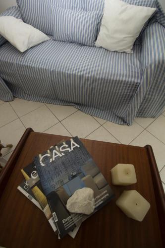 a living room with a couch and a table with cheese at FIDES ON THE LAKE in Marone