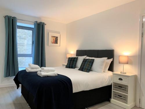 מיטה או מיטות בחדר ב-Principal Apartments - Clyde Waterfront Apartments