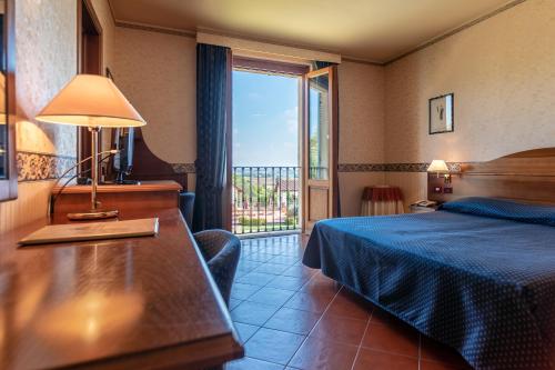 a hotel room with a bed and a window at Ariotto Village in Terruggia