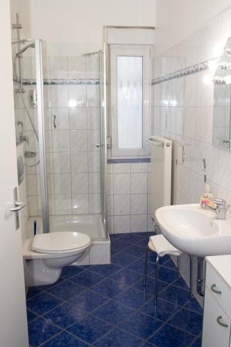 a bathroom with a sink and a toilet and a shower at Gasthaus zum Ochsen in Westernhausen