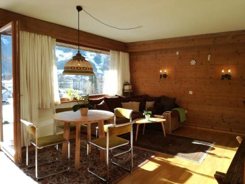 un soggiorno con tavolo e divano di Sonnenhaus Sander a Schruns