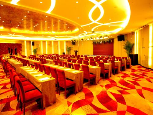 Grand View Hotel Tianjin في تيانجين: قاعة احتفالات كبيرة بها طاولات وكراسي