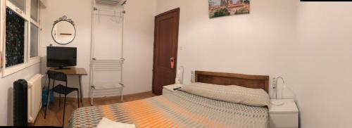 Un pat sau paturi într-o cameră la Hostal Costa Azul