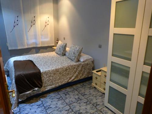サン・セバスティアン・デ・ロス・レイエスにあるApartamento Sanseの小さなベッドルーム(ベッド1台、窓付)