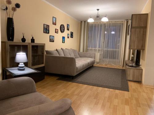 - un salon avec un canapé et une table dans l'établissement Apartment City Center Prestige, à Dresde
