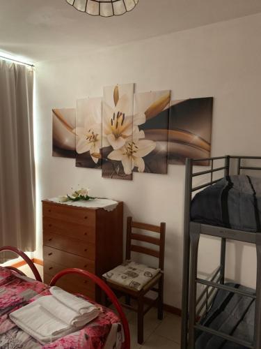 een kamer met een slaapkamer met een bed en een dressoir bij Oasi del piacere in Pisa
