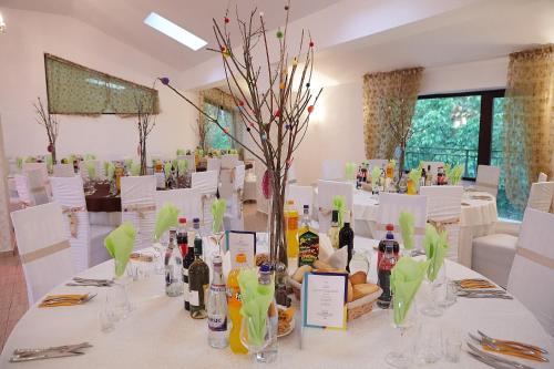 una mesa con un jarrón lleno de botellas de vino en BellaVista Brasov, en Săcele