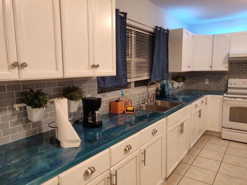 A kitchen or kitchenette at Manatee River Cottage in Historical OldTown, sleeps up to 7 people