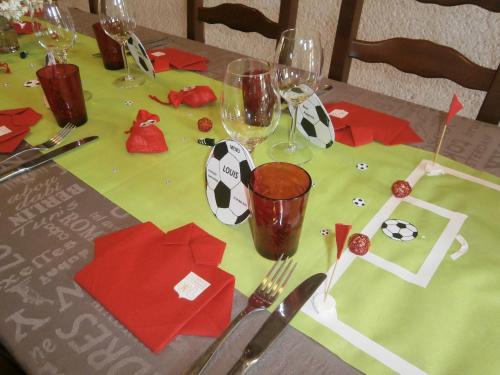 ein Tisch mit Weingläsern und Servietten darauf in der Unterkunft auberge du pied des monts in Grivy-Loisy