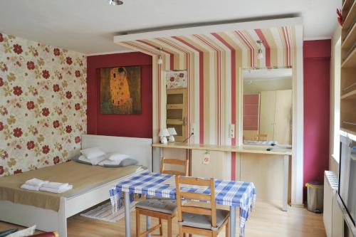 Habitación pequeña con cama y cocina en Wood Creek Apartments, en Wroclaw