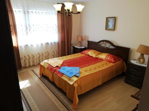 1 dormitorio con cama y ventana en апартамент Росен en Nesebar