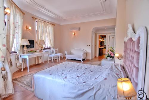アンタルヤにあるAspen Hotel Kaleiçiのベッドルーム(白いベッド1台、デスク付)