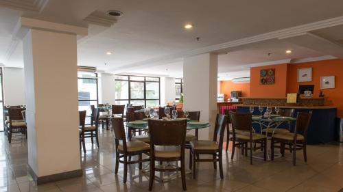 Ein Restaurant oder anderes Speiselokal in der Unterkunft Hotel Solar do Amanhecer 