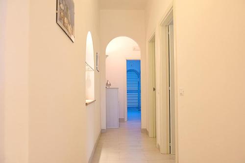 a hallway with an archway in a house at Gli Ulivi Rosamarina Ostuni in Rosa Marina