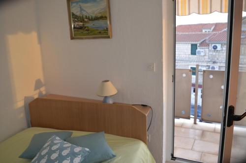 sypialnia z łóżkiem i widokiem na balkon w obiekcie Apartment Kaštilac w mieście Kaštela