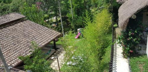 an aerial view of a little girl in a garden at Pousada Vertente das Águas in Lumiar