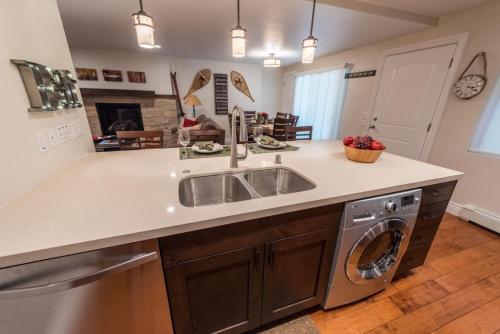 Η κουζίνα ή μικρή κουζίνα στο Prime Location EdelWeiss Luxury Condo