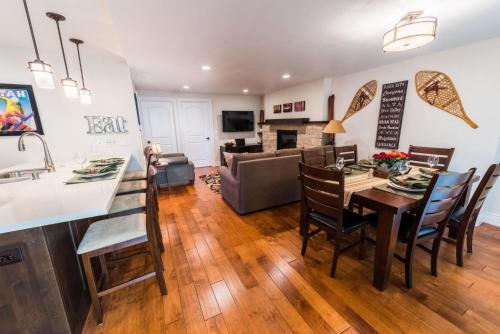 Μια τηλεόραση ή/και κέντρο ψυχαγωγίας στο Prime Location EdelWeiss Luxury Condo