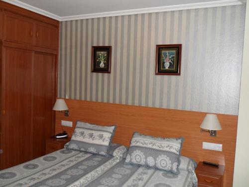 Hotel Alemar tesisinde bir odada yatak veya yataklar