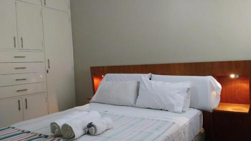 1 dormitorio con 1 cama con toallas en Plaza Independencia en Mendoza