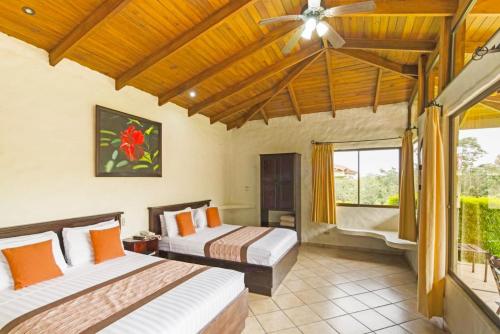 Кровать или кровати в номере Arenal Volcano Inn