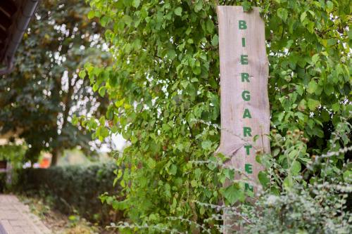a sign that says backyard hanging from a tree at Gasthaus-Pension Hofmann in Oberdachstetten