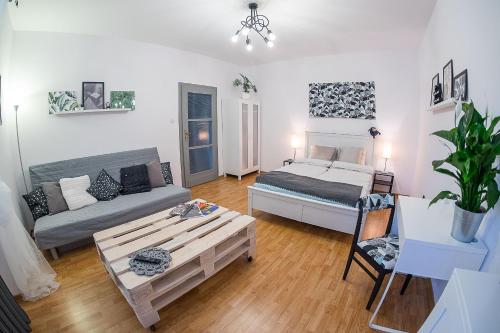 Una cama o camas en una habitación de Apartament Turkusowy - Kraków, Kazimierz
