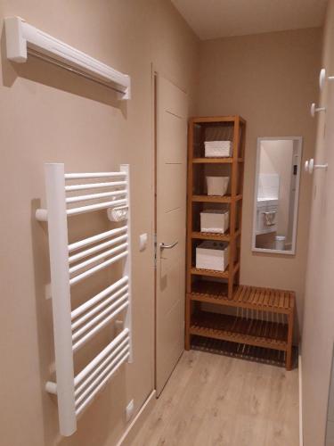 La salle de bains est pourvue d'un placard avec une porte et un miroir. dans l'établissement Le Gîte de la Maison Soleil, entre lac et montagne, à Alex