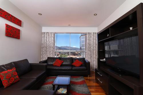 sala de estar con sofá y ventana grande en Residencial Emilio, en Cusco