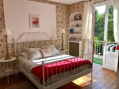 een slaapkamer met een bed met een rode deken bij Loire Valley Medieval Getaway in Rochecorbon