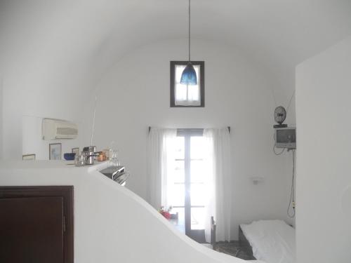 a white room with a window and a window sidx sidx sidx at Villa Ostria in Kamari