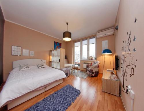 1 dormitorio con 1 cama grande con alfombra azul en Apartman Vills, en Sarajevo