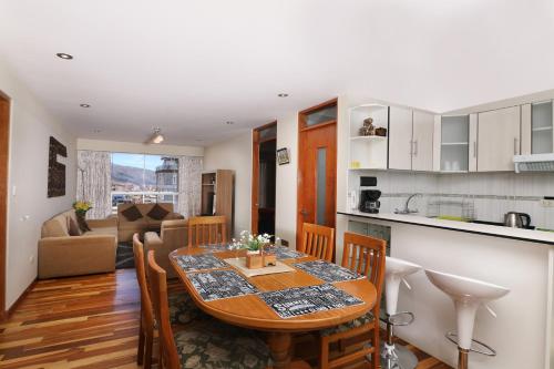 cocina y comedor con mesa y sillas en Residencial Emilio, en Cusco
