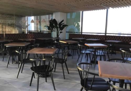 un comedor vacío con mesas y sillas en Costado Mall, en Antofagasta